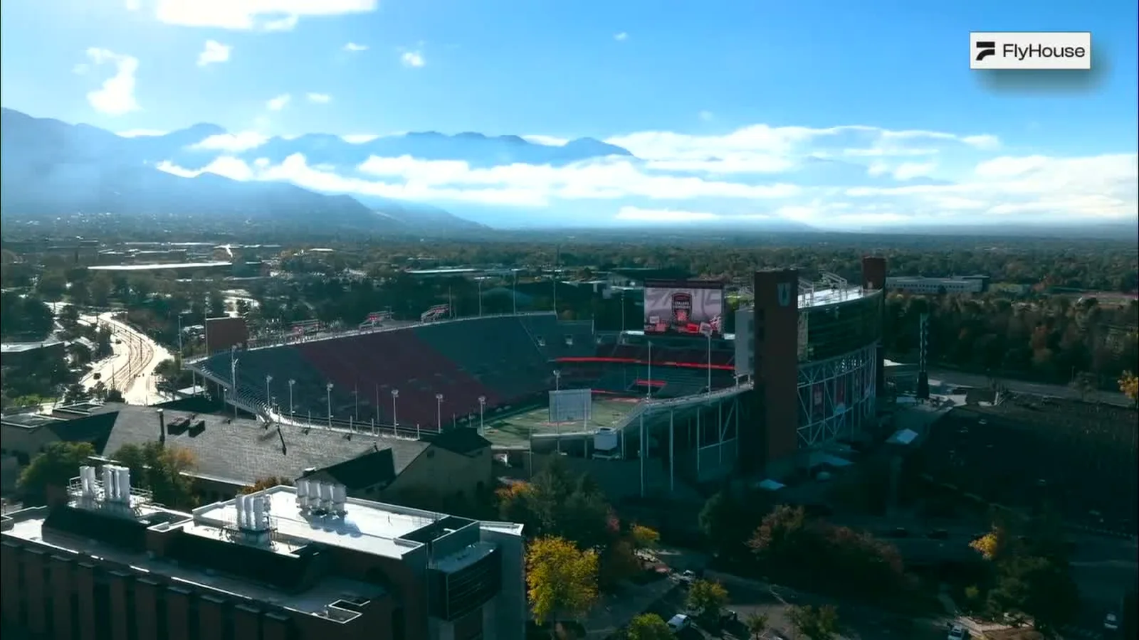 Ảnh chụp từ trên cao sân vận động Đại học Utah với dãy núi phía sau trong ngày College GameDay