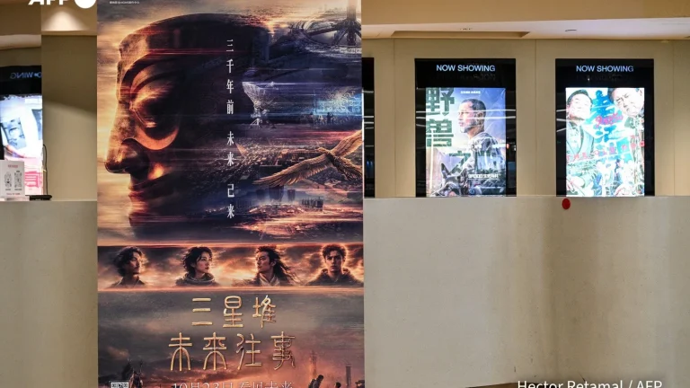 Poster phim AI Tam Tinh Đôi: Vị lai vãng sự dựng trong sảnh một rạp chiếu phim