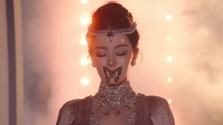 Địch Lệ Nhiệt Ba đeo con bướm giả trên môi tại đêm hội VOGUE Forces of Fashion 2026
