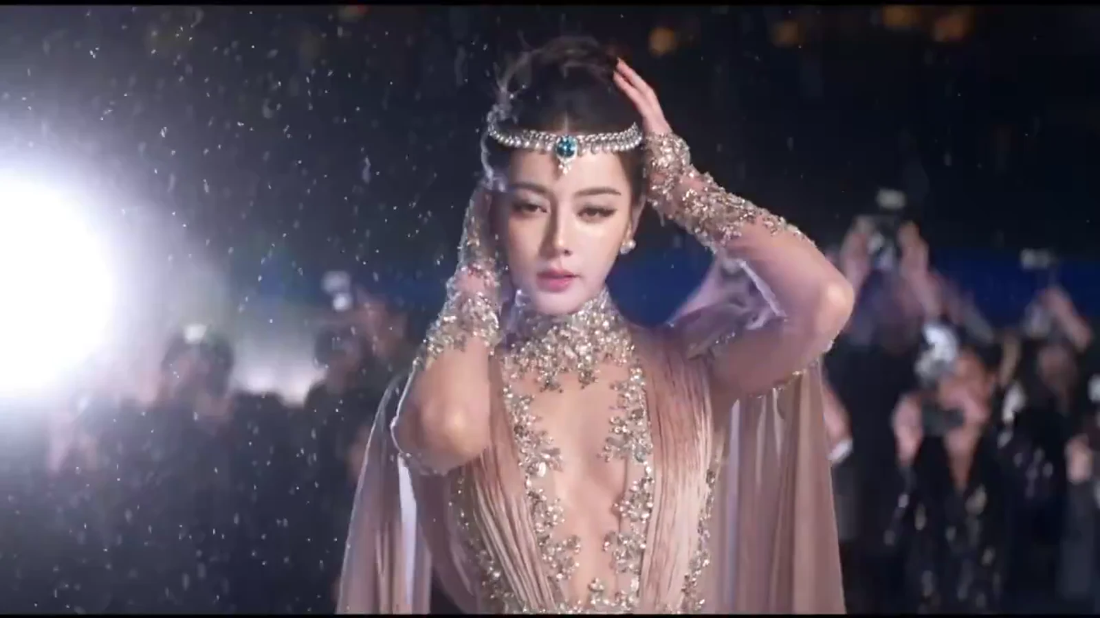 Địch Lệ Nhiệt Ba tạo dáng dưới mưa trước ống kính phóng viên ở thảm đỏ VOGUE Tô Châu