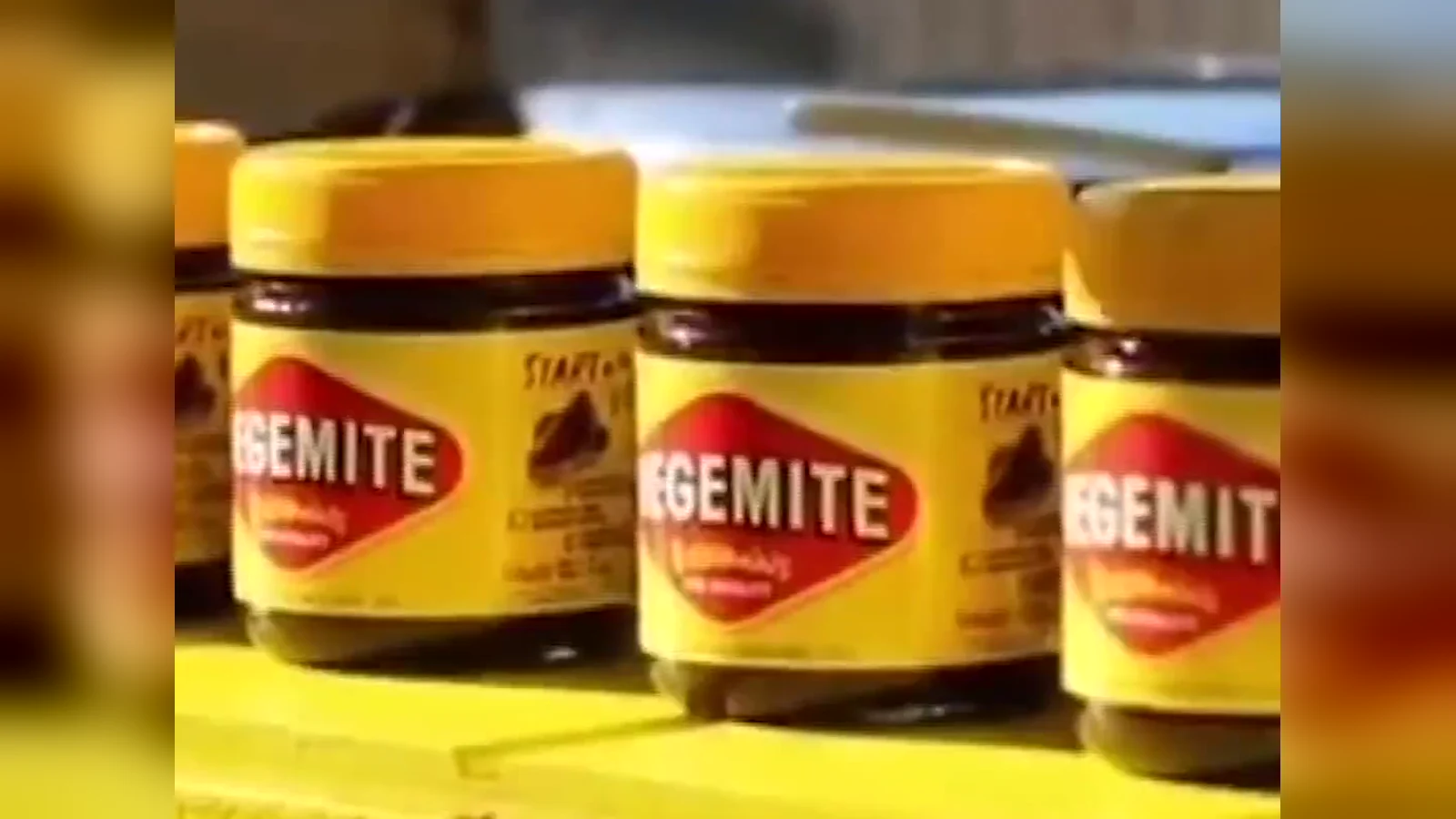 Những lọ Vegemite nắp vàng xếp hàng trên kệ, món bị cấm trong nhà tù bang Victoria