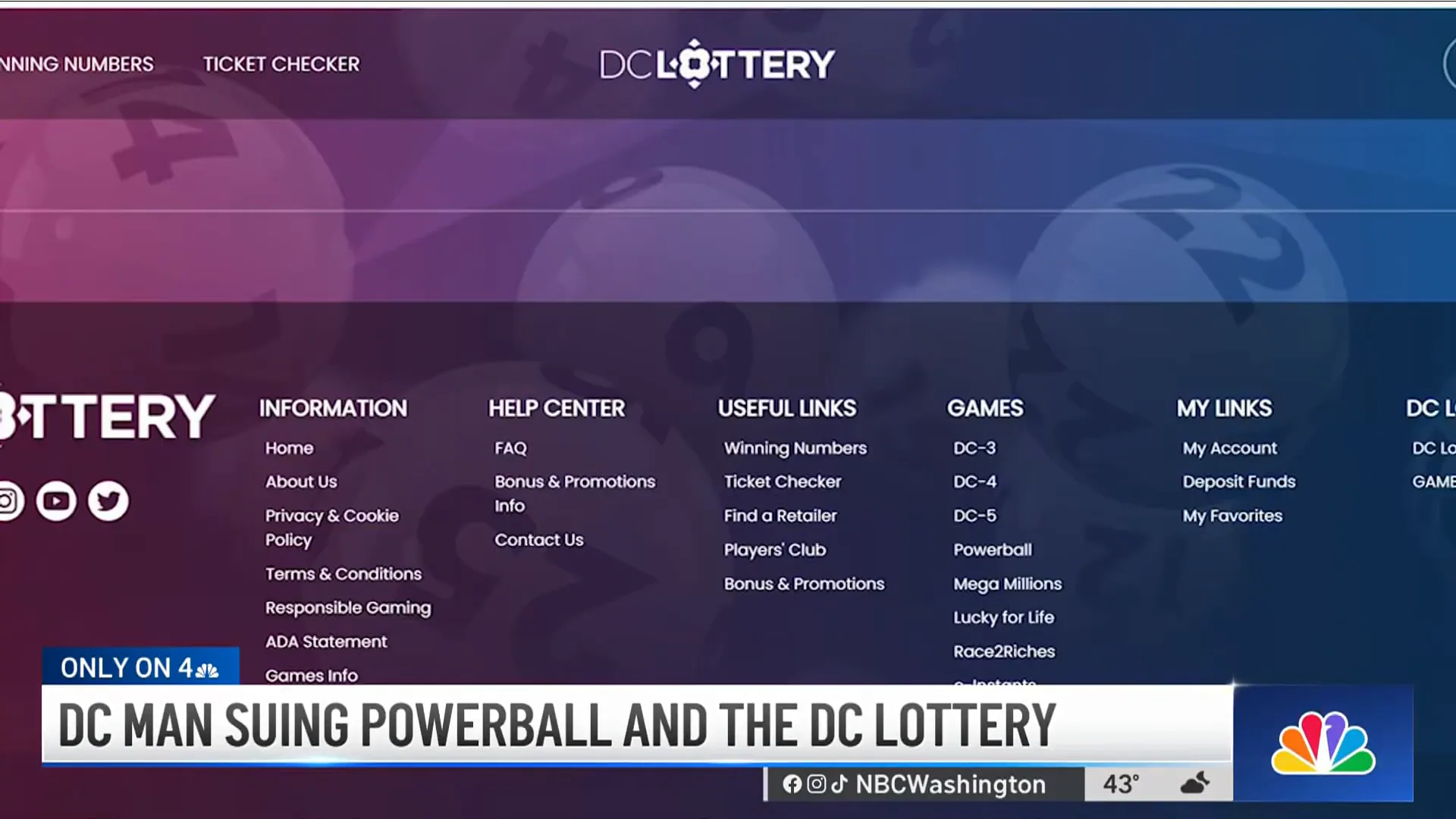 Tấm vé Powerball của ông John Cheeks với dãy số 07 15 23 32 40 cạnh biên nhận kiểm tra ghi không trúng thưởng