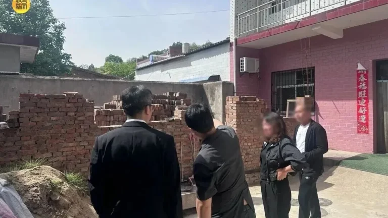 Cán bộ tòa án quận Nhạn Tháp xuống hiện trường bức tường gạch đang xây giữa hai nhà hàng xóm