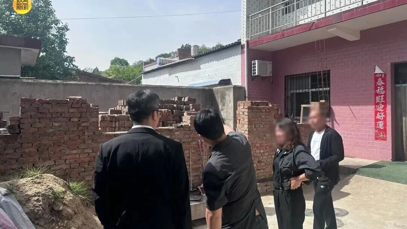 Cán bộ tòa án quận Nhạn Tháp xuống hiện trường bức tường gạch đang xây giữa hai nhà hàng xóm