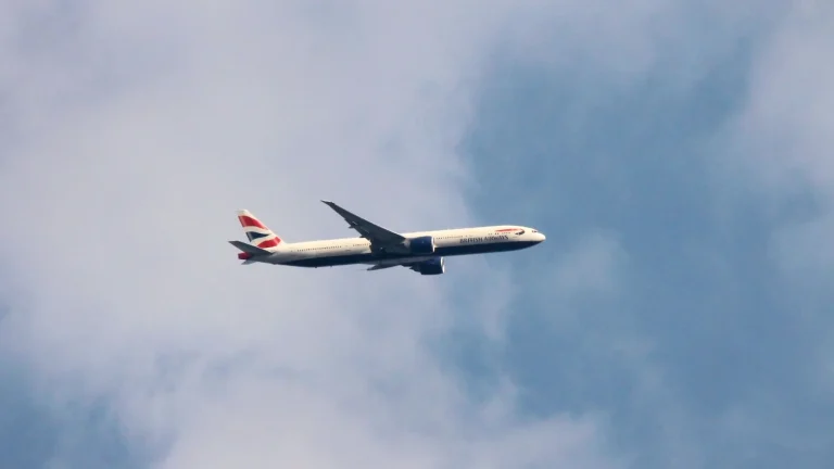 Máy bay Boeing 777-300ER của British Airways đang leo cao sau khi rời sân bay Heathrow