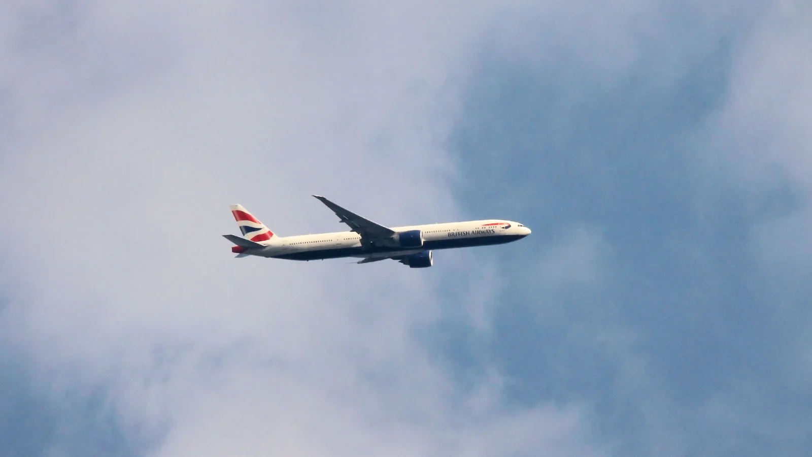 Máy bay Boeing 777-300ER của British Airways đang leo cao sau khi rời sân bay Heathrow