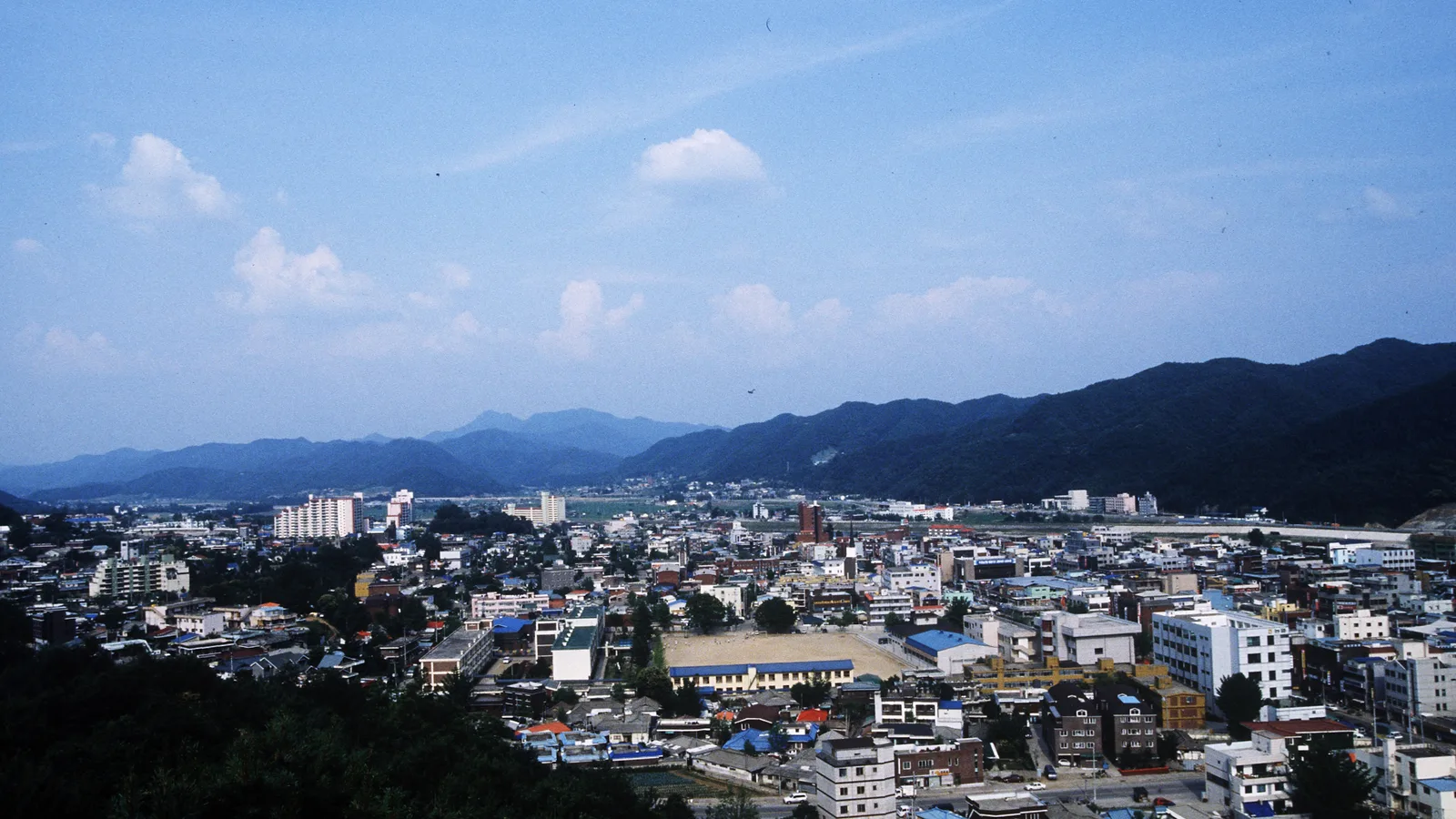 Toàn cảnh thị trấn Hongcheon tỉnh Gangwon Hàn Quốc giữa núi đồi