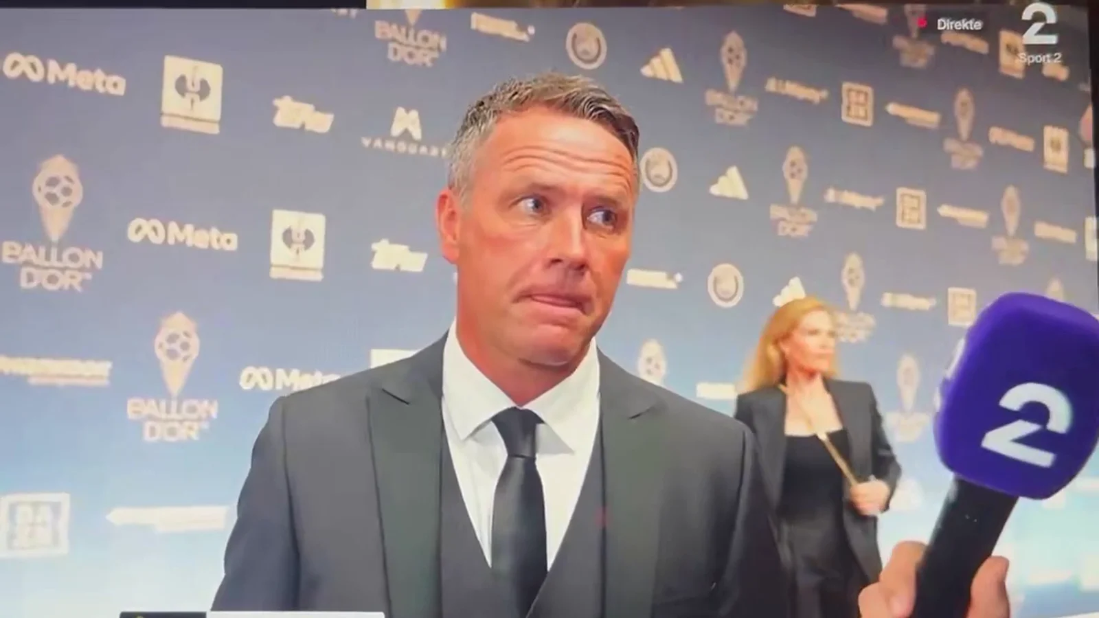 Michael Owen nhìn phóng viên TV 2 trên thảm đỏ lễ trao Quả bóng vàng 2026