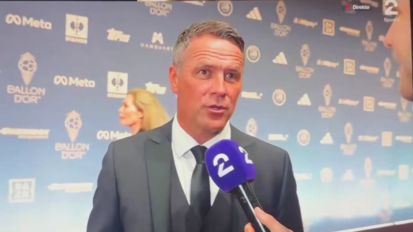 Michael Owen trả lời phỏng vấn micro TV 2 trước phông Ballon d'Or ở London