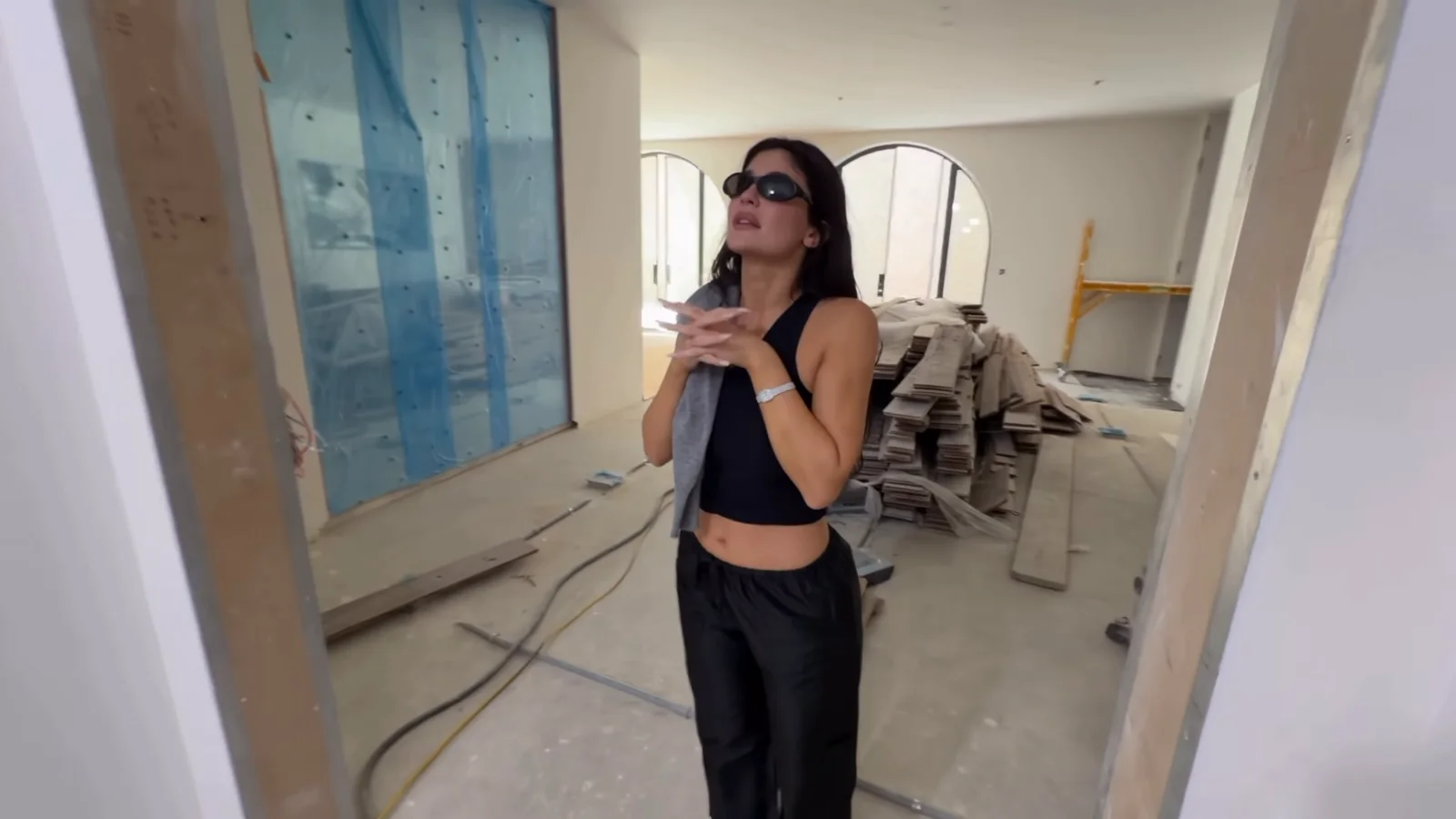 Kylie Jenner trong tầng hầm biệt thự mới ở Hidden Hills