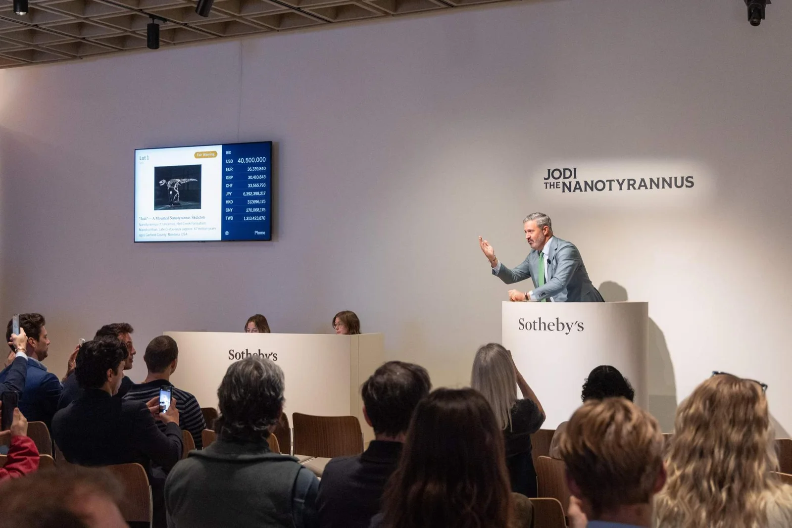 Phiên đấu giá bộ xương khủng long Nanotyrannus Jodi tại nhà đấu giá Sotheby's ở New York