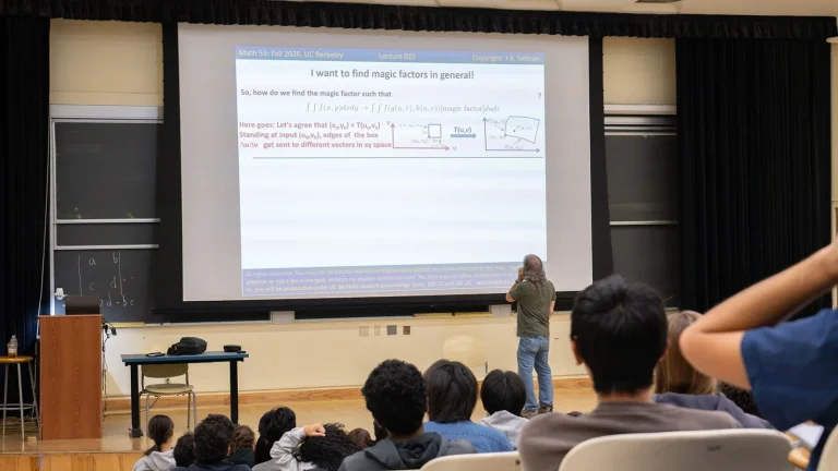 Sinh viên ngồi kín giảng đường trong một lớp toán ở UC Berkeley
