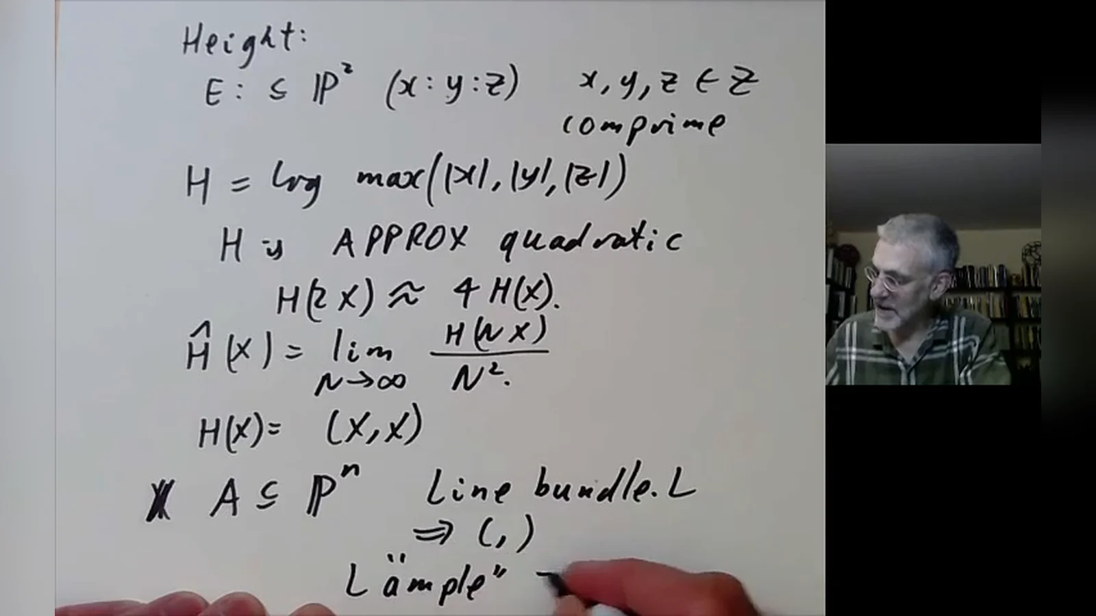 Giáo sư Richard Borcherds viết công thức toán bằng tay trong một video bài giảng