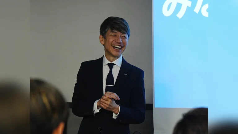 Chủ tịch GMO Masatoshi Kumagai cười tươi khi giảng bài ở Đại học Tokyo giữa lúc bị hacker tống tiền