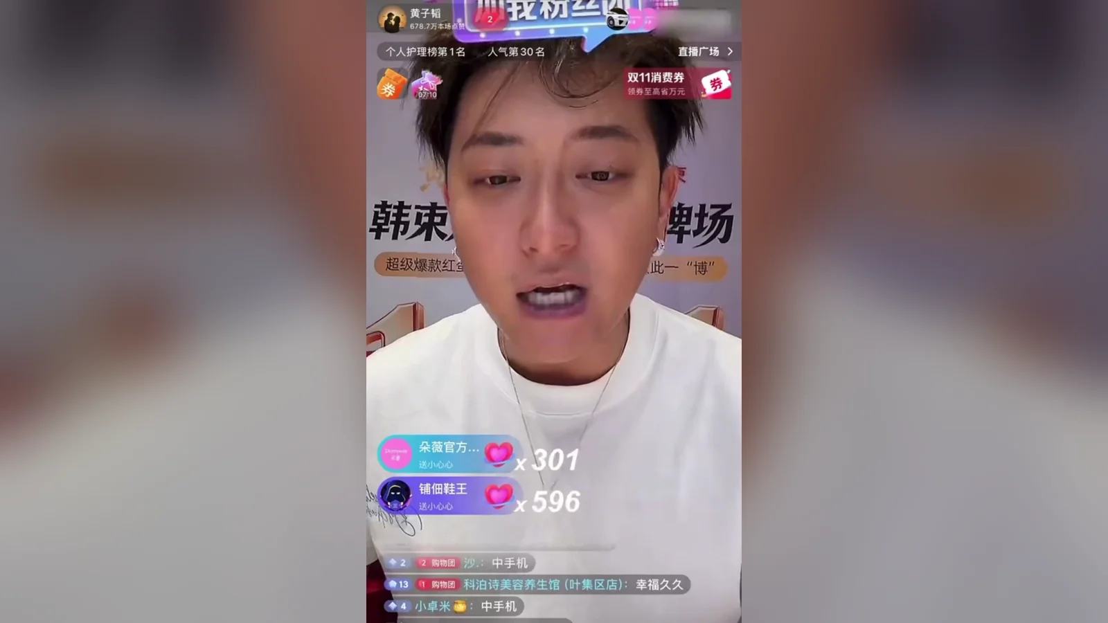 Hoàng Tử Thao mặc áo thun trắng, mặt căng thẳng nói thẳng vào camera trong buổi livestream bán hàng