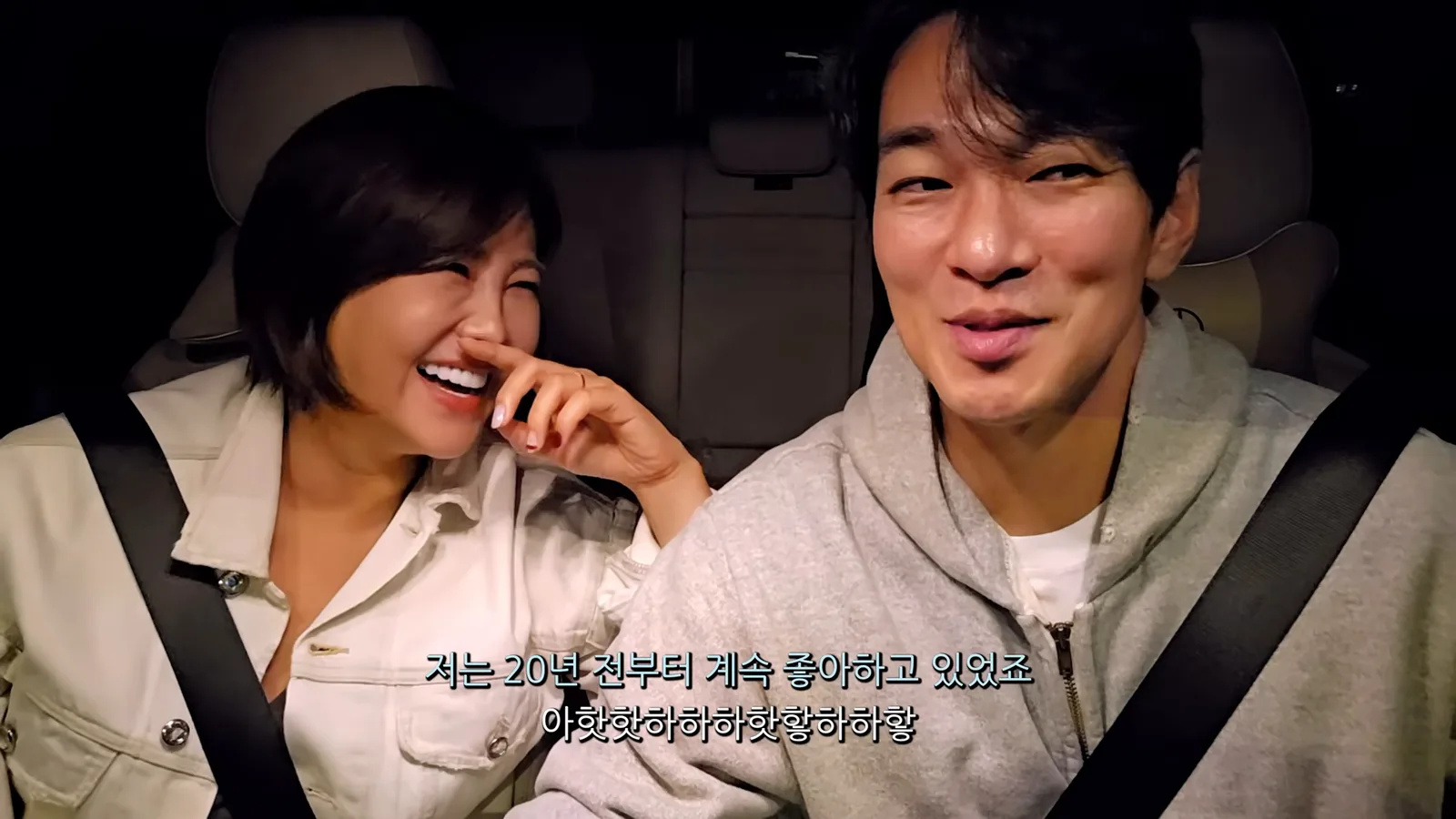 Lee Kyu Han ngồi trong xe cạnh Solbi, phụ đề tiếng Hàn câu nói thích cô từ 20 năm trước