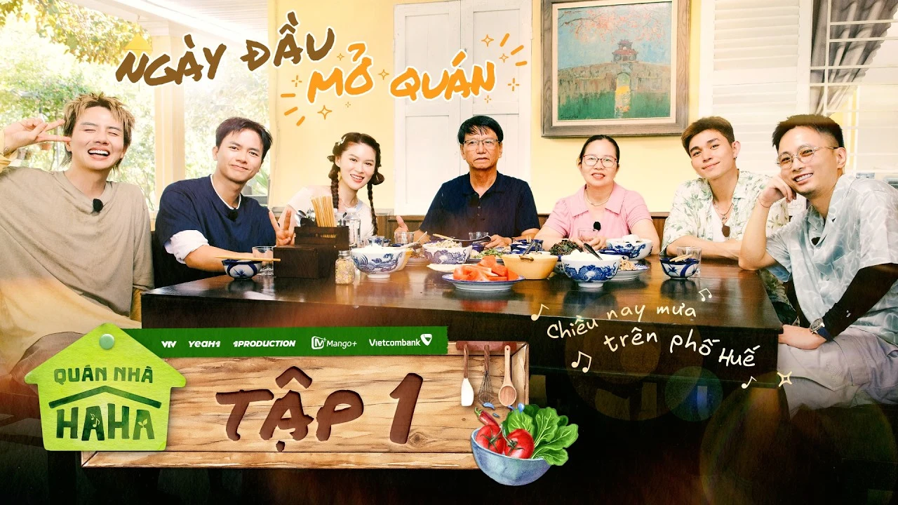 Dàn cast Quán Nhà Haha cùng cô Bé, chú Phước bên mâm cơm ngày đầu mở quán ở Huế