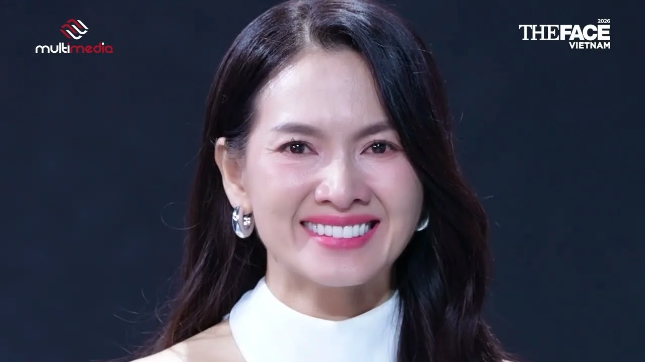 Mentor Anh Thư tóc dài mặc áo trắng cười trên ghế nóng The Face Vietnam 2026