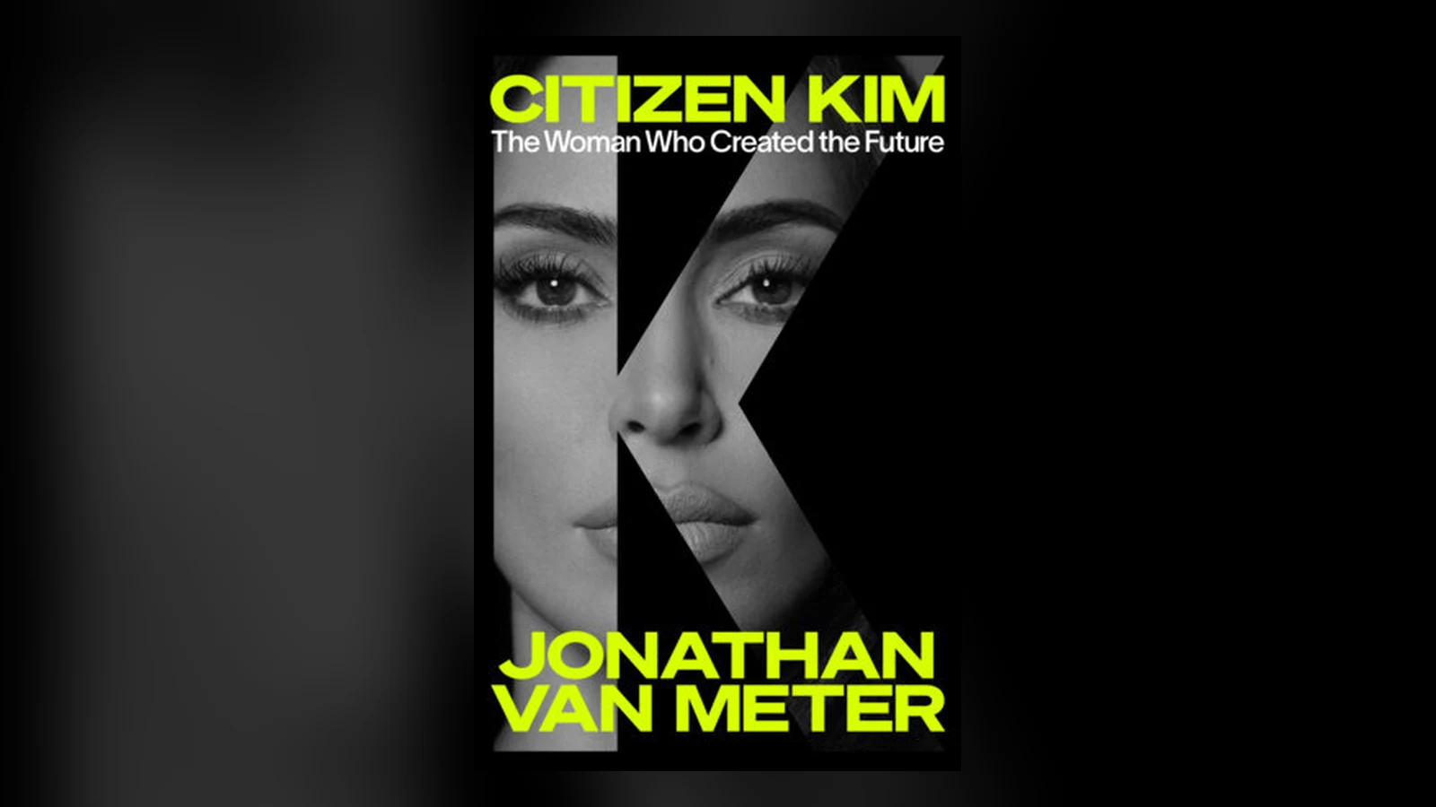 Bìa sách Citizen Kim của Jonathan Van Meter, ảnh đen trắng gương mặt Kim Kardashian sau chữ K lớn, tên sách màu vàng chanh