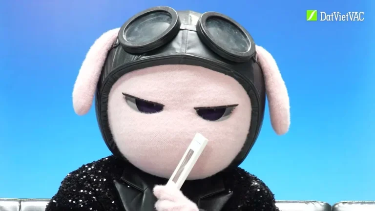 Cận cảnh mascot Gauci đeo kính phi công trong clip giới thiệu Ca sĩ mặt nạ 2026