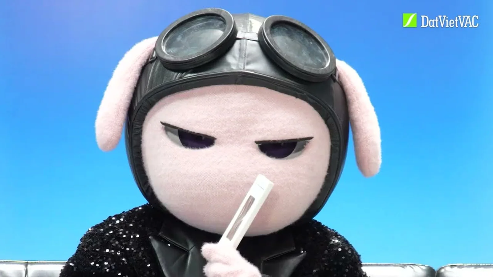 Cận cảnh mascot Gauci đeo kính phi công trong clip giới thiệu Ca sĩ mặt nạ 2026