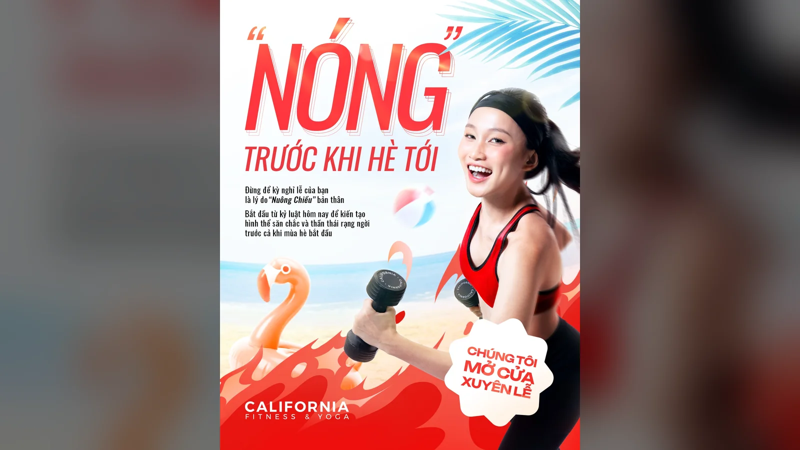 Banner quảng cáo Nóng trước khi hè tới của California Fitness & Yoga, cô gái cầm tạ đơn bên bãi biển, góc phải ghi Chúng tôi mở cửa xuyên lễ