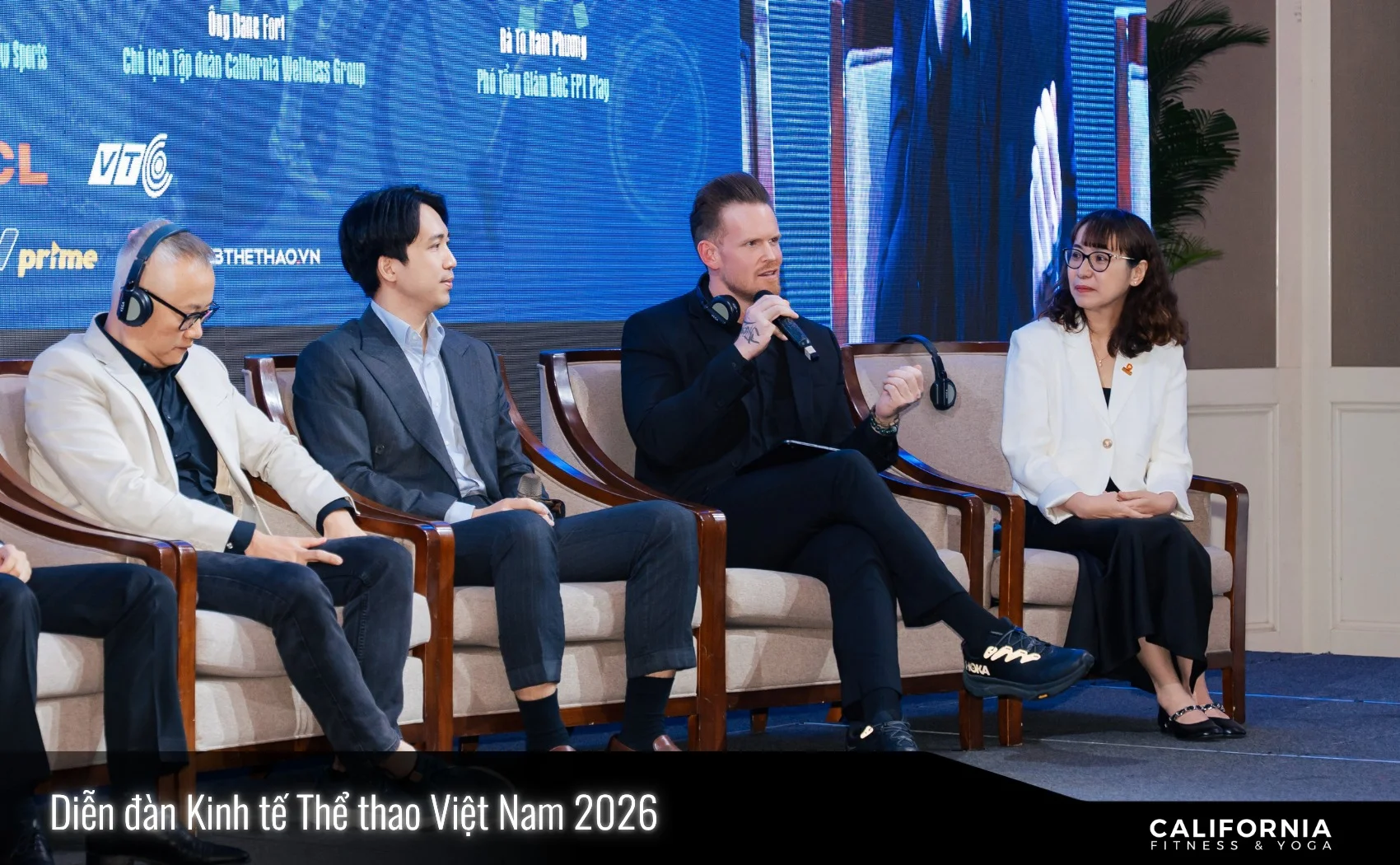 Ông Dane Fort cầm micro phát biểu trong một phiên thảo luận tại Diễn đàn Kinh tế Thể thao Việt Nam 2026