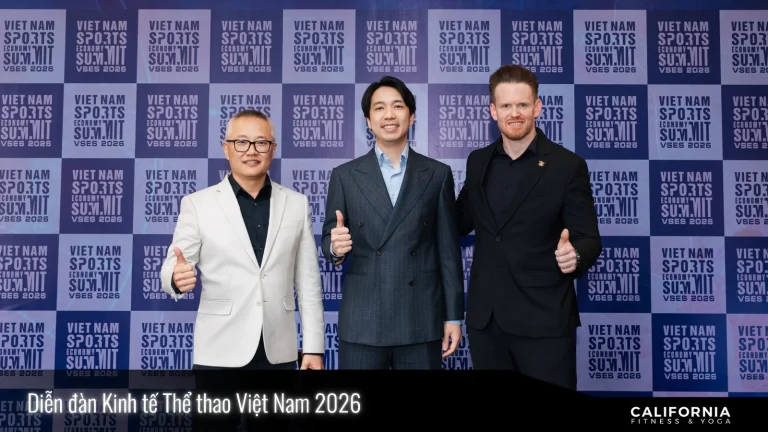 Ông Dane Fort (ngoài cùng bên phải) cùng hai khách mời tại Diễn đàn Kinh tế Thể thao Việt Nam 2026
