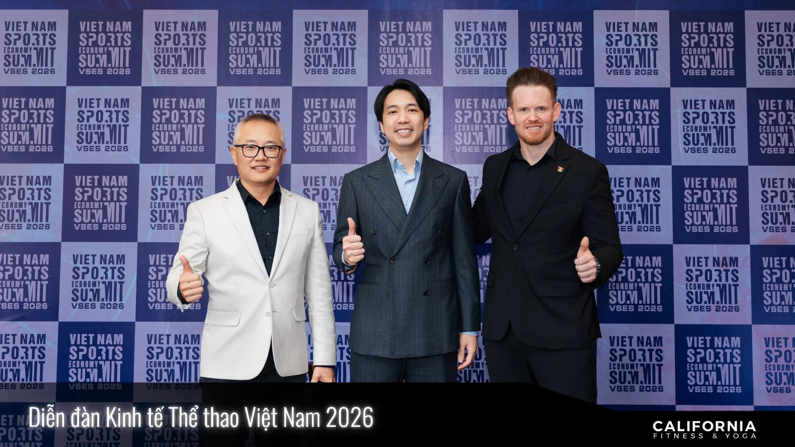 Ông Dane Fort (ngoài cùng bên phải) cùng hai khách mời tại Diễn đàn Kinh tế Thể thao Việt Nam 2026