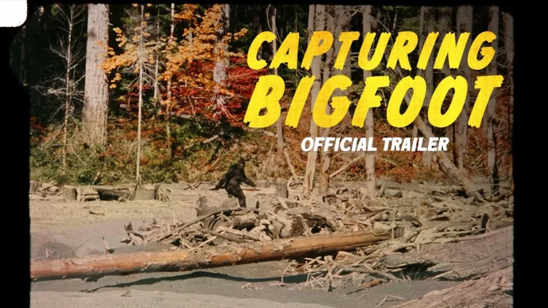 Ảnh bìa trailer phim tài liệu Capturing Bigfoot với bóng Bigfoot trên bãi trống ven rừng