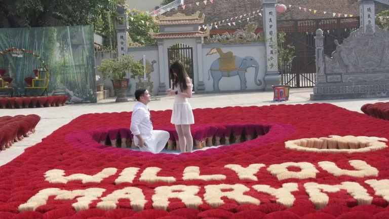 Chàng trai quỳ gối cầu hôn bạn gái giữa trái tim tăm hương và dòng chữ Will you marry me ở Quảng Phú Cầu