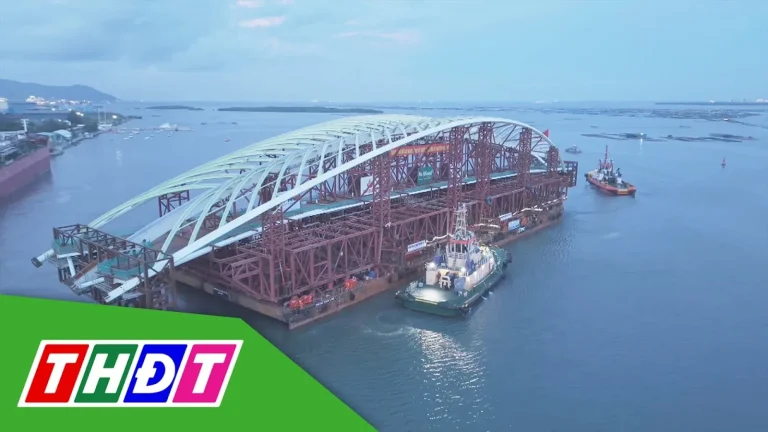 Sà lan chở nhịp chính vòm thép cầu đi bộ lá dừa nước nặng 3.400 tấn được tàu kéo trên biển