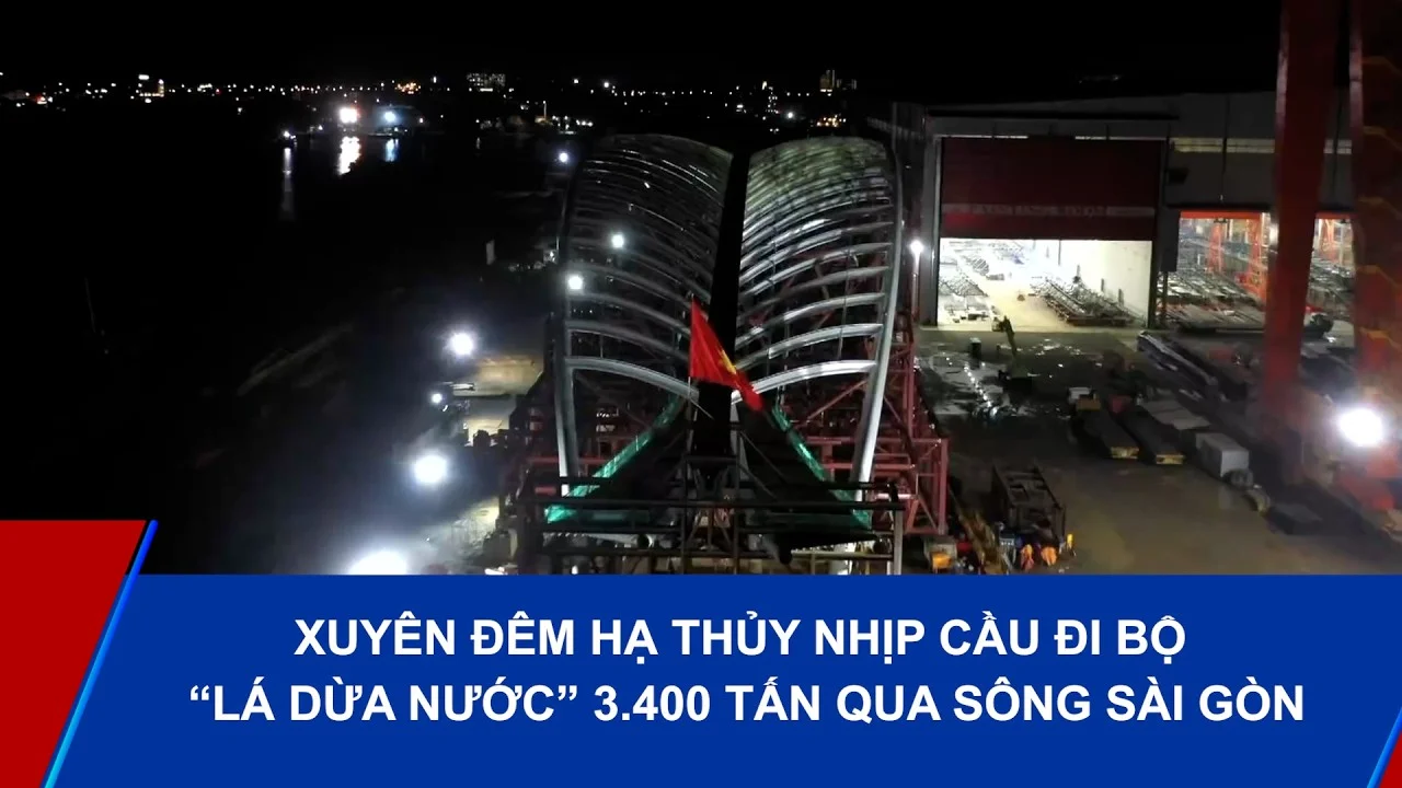 Vòm thép nhịp chính cầu đi bộ lá dừa nước được hạ thủy xuống sà lan trong đêm tại nhà máy Đại Dũng