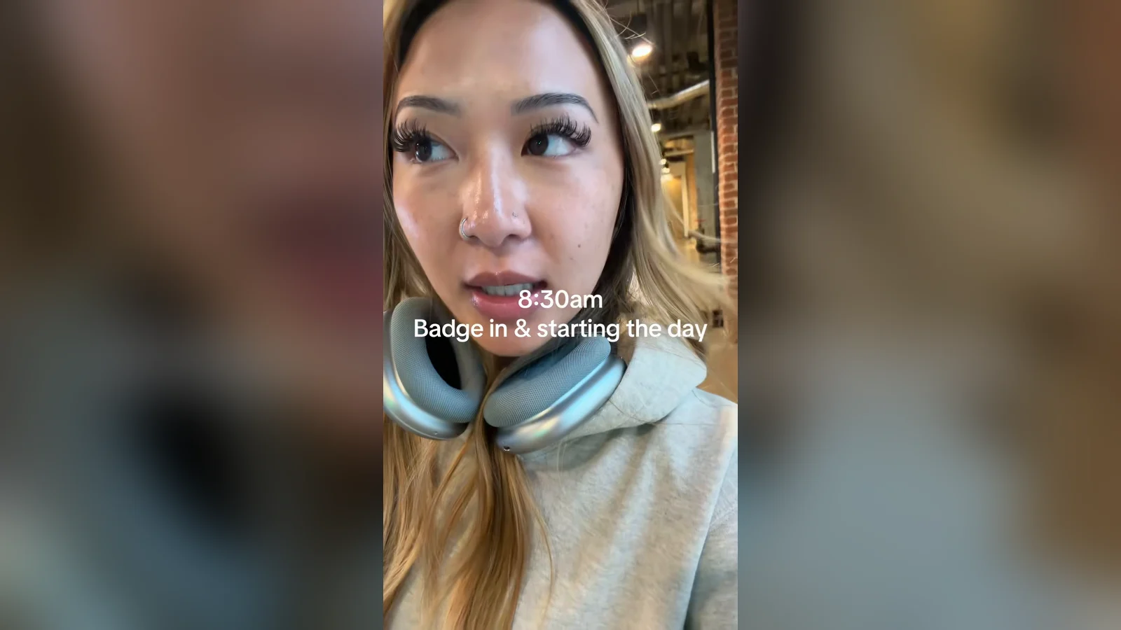 Angelique Khieu đeo tai nghe lúc 8 giờ 30 sáng, khi vừa tới văn phòng ở San Francisco