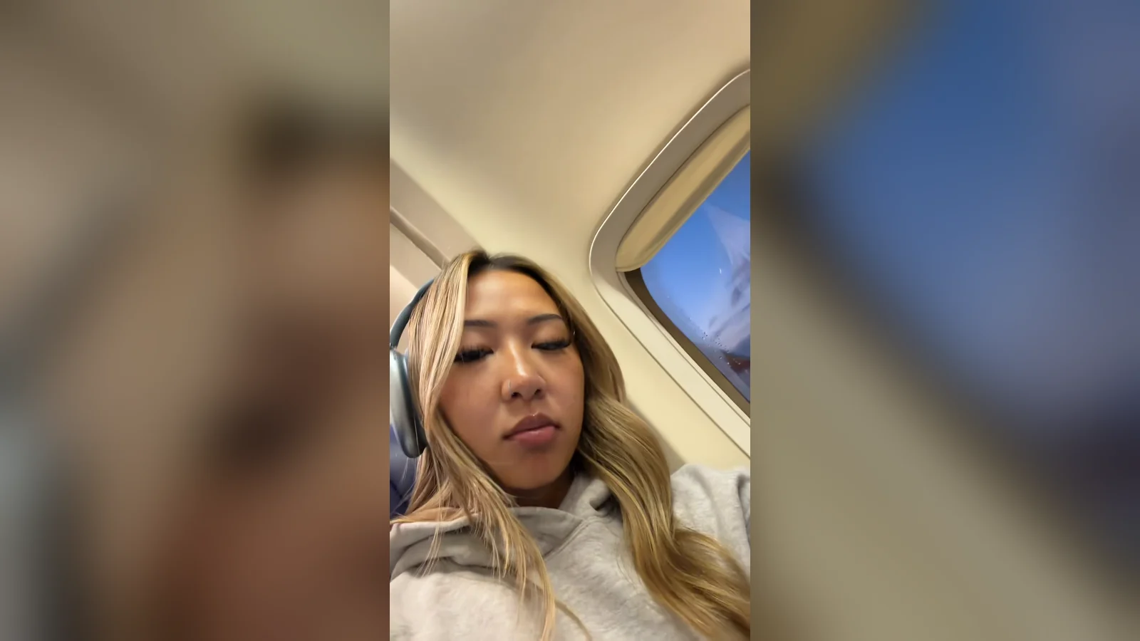 Angelique Khieu ngồi cạnh cửa sổ máy bay trên chuyến bay đi làm từ Los Angeles tới San Francisco