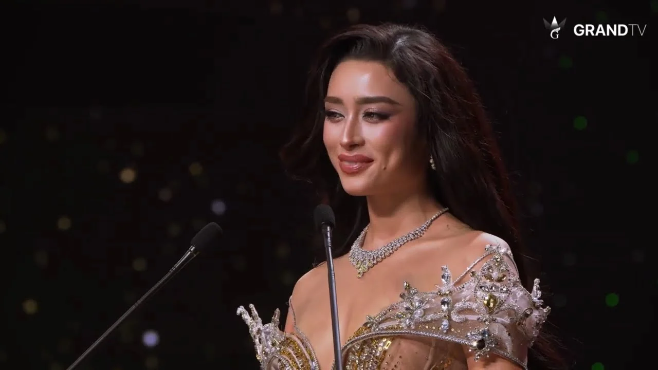 Emoura Phạm mỉm cười khi trả lời câu hỏi tại Miss Grand International 2026