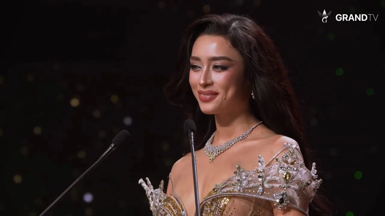 Emoura Phạm đứng trước micro trả lời ứng xử tại chung kết Miss Grand International 2026