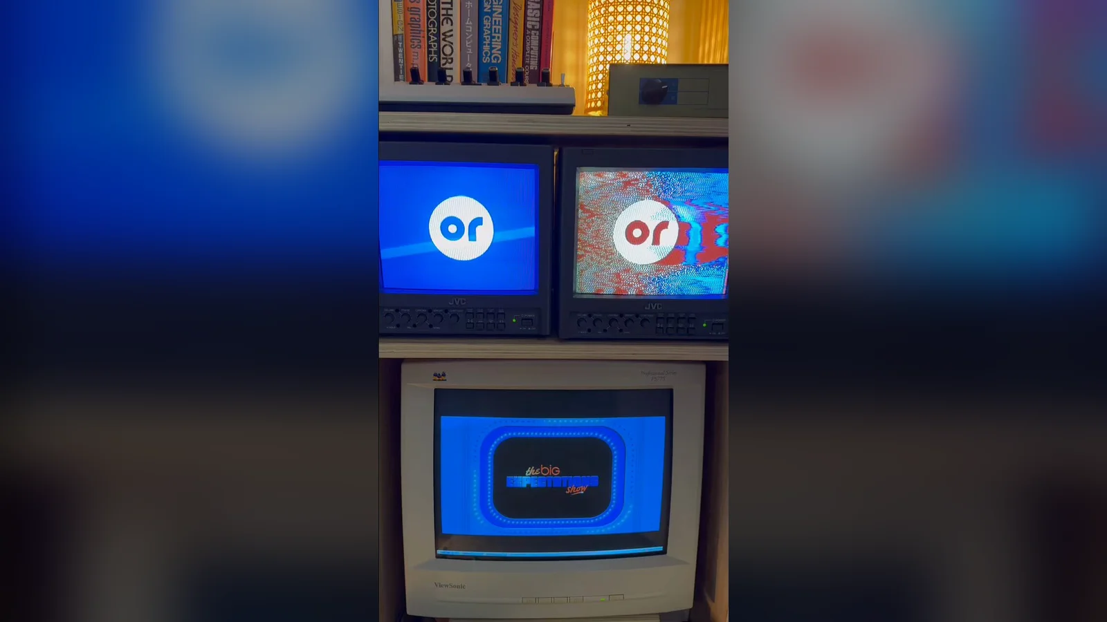 Màn hình TV đời cũ hiện logo The Big Expectations Show trong video hậu trường MV expectations của Olivia Rodrigo