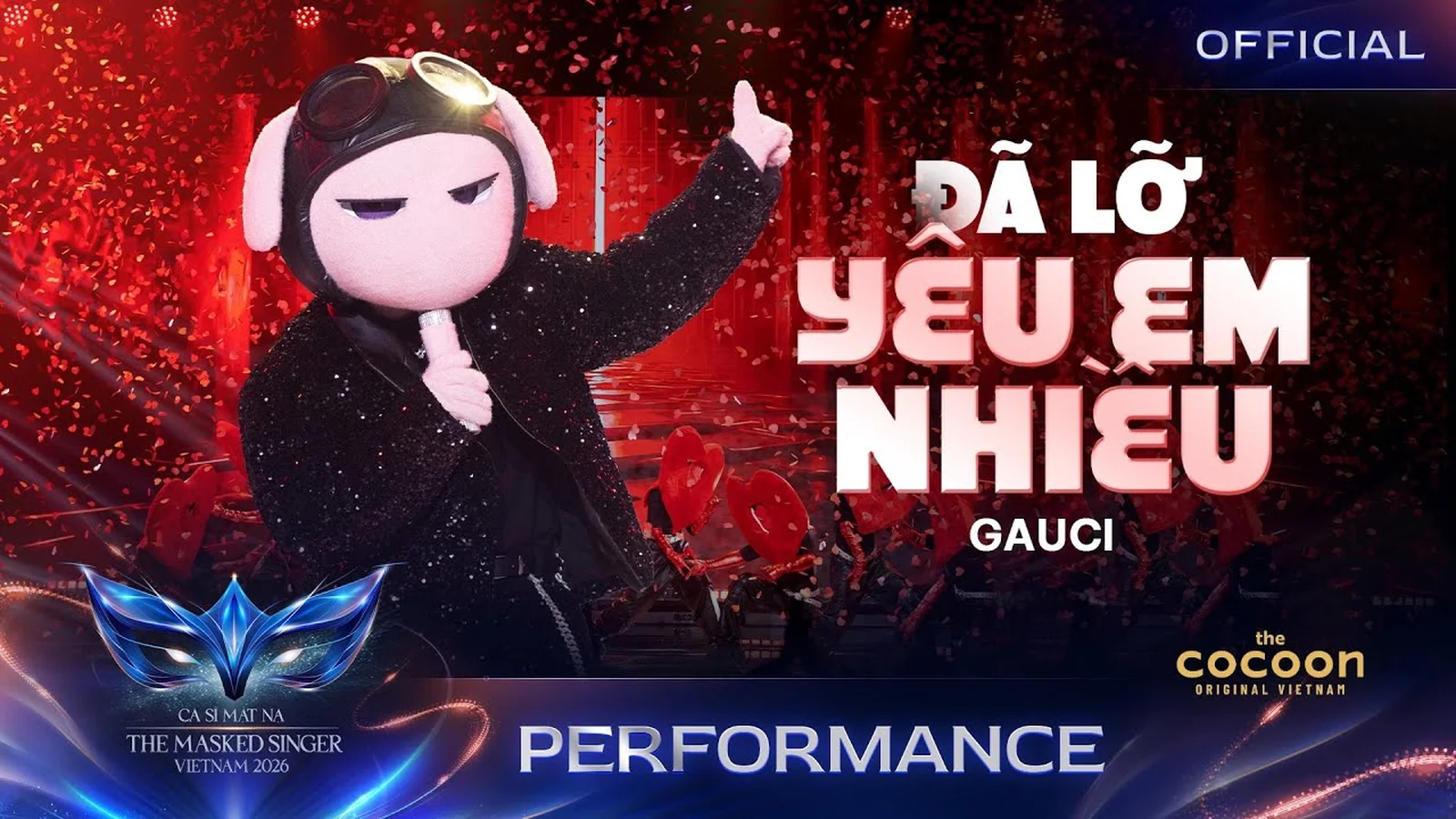 Mascot Gauci mặc đồ đen đeo kính phi công trên ảnh bìa tiết mục Đã lỡ yêu em nhiều, Ca sĩ mặt nạ 2026