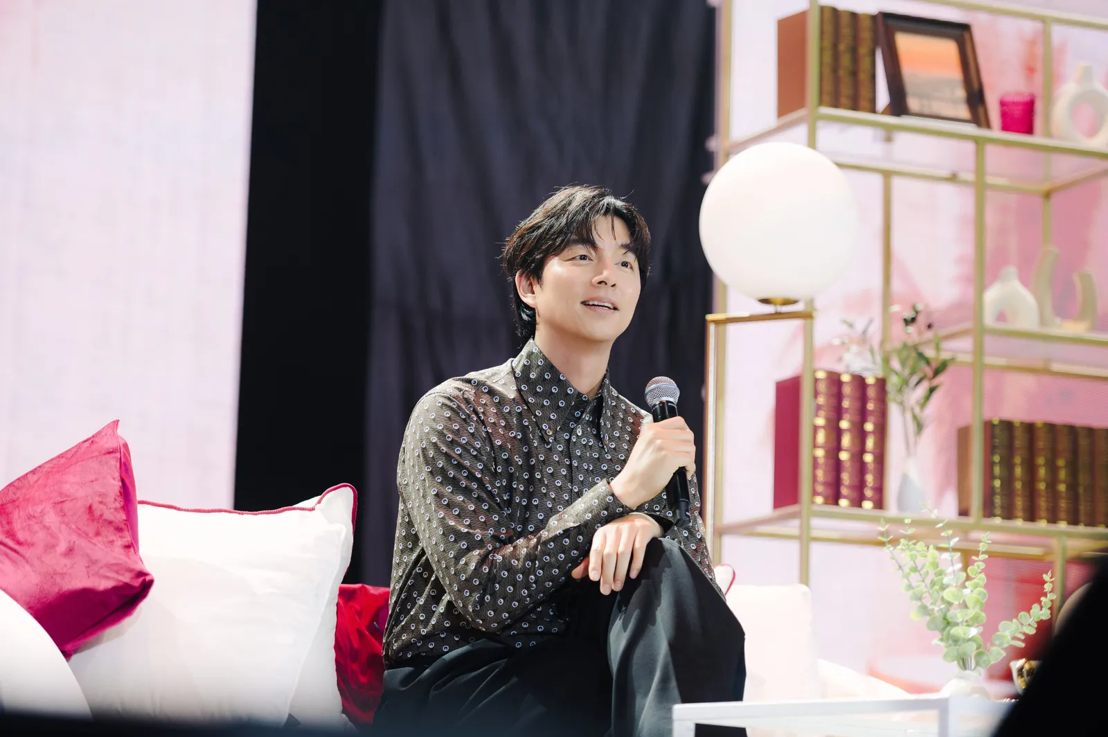 Gong Yoo cầm micro ngồi trò chuyện trên sofa trong fan meeting The Long Take