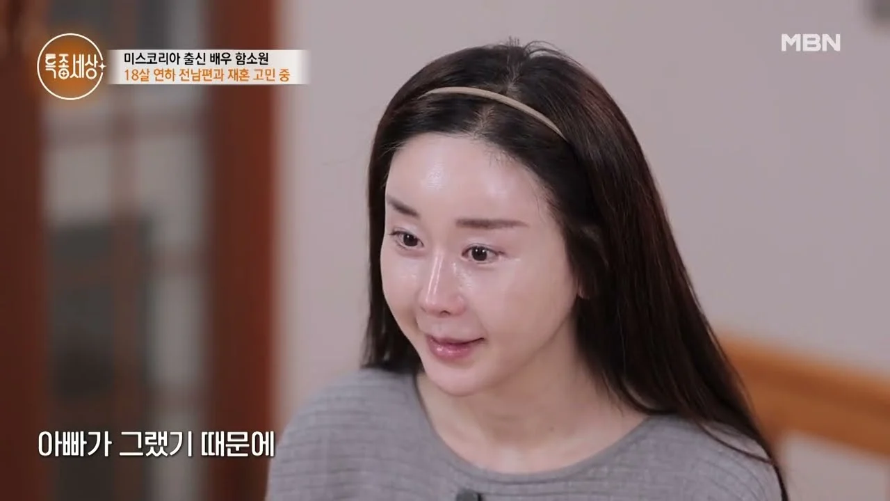Ham So Won tóc dài cài băng đô, ngồi kể chuyện chồng cũ Jin Hua trong chương trình Thế giới đặc biệt của MBN