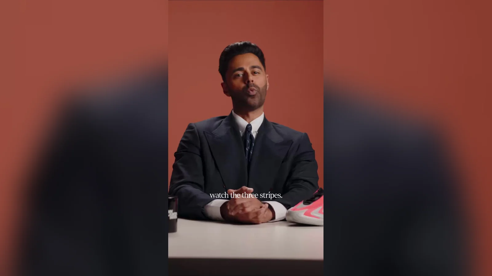 Danh hài Hasan Minhaj ngồi bên đôi giày Anthony Edwards 3 màu đỏ, nói về LeBron James và đồ ba sọc
