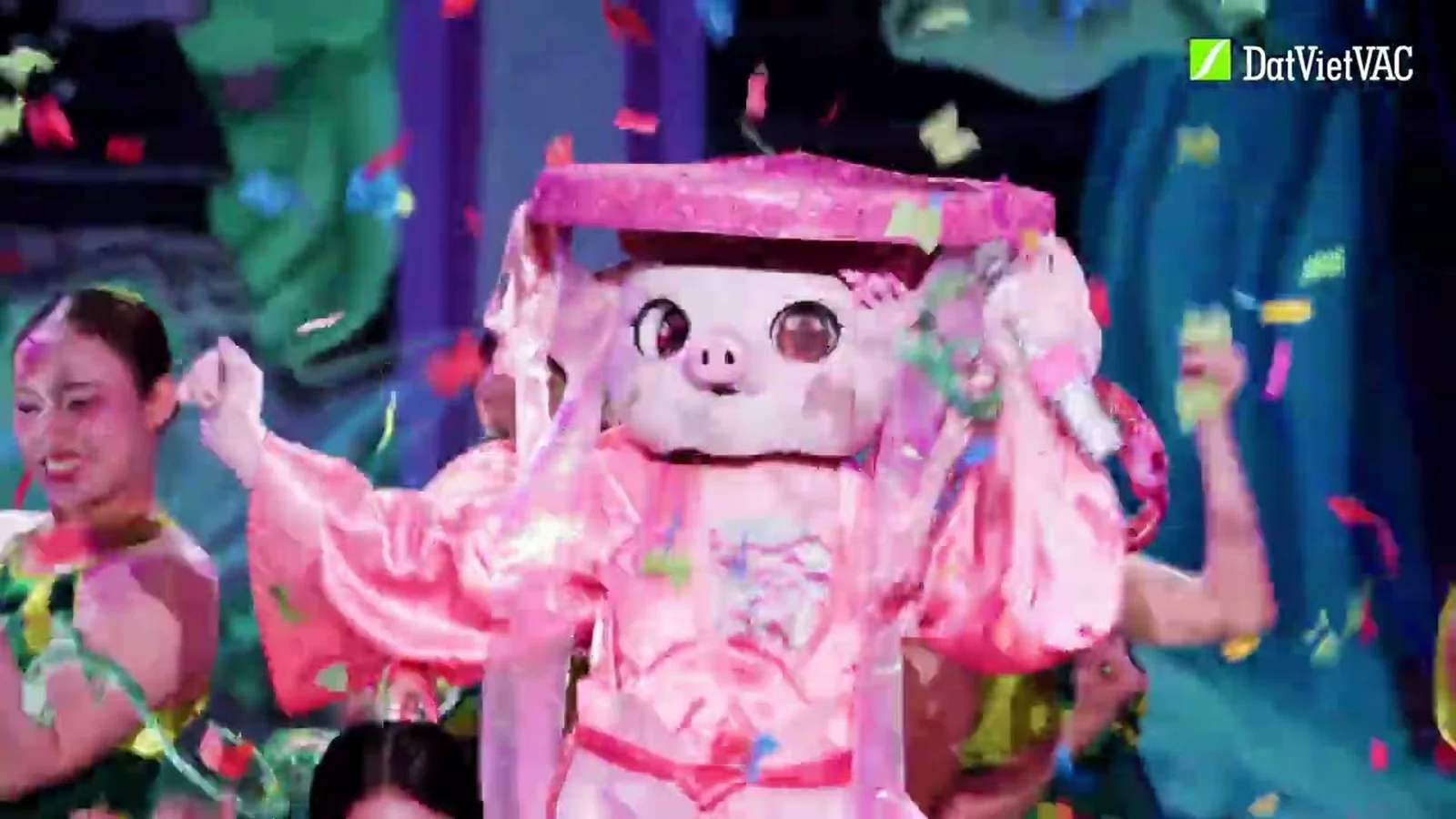 Mascot Heo Má Hồng biểu diễn Cầm kỳ thi họa giữa mưa giấy cùng vũ công, Ca sĩ mặt nạ 2026 tập 3