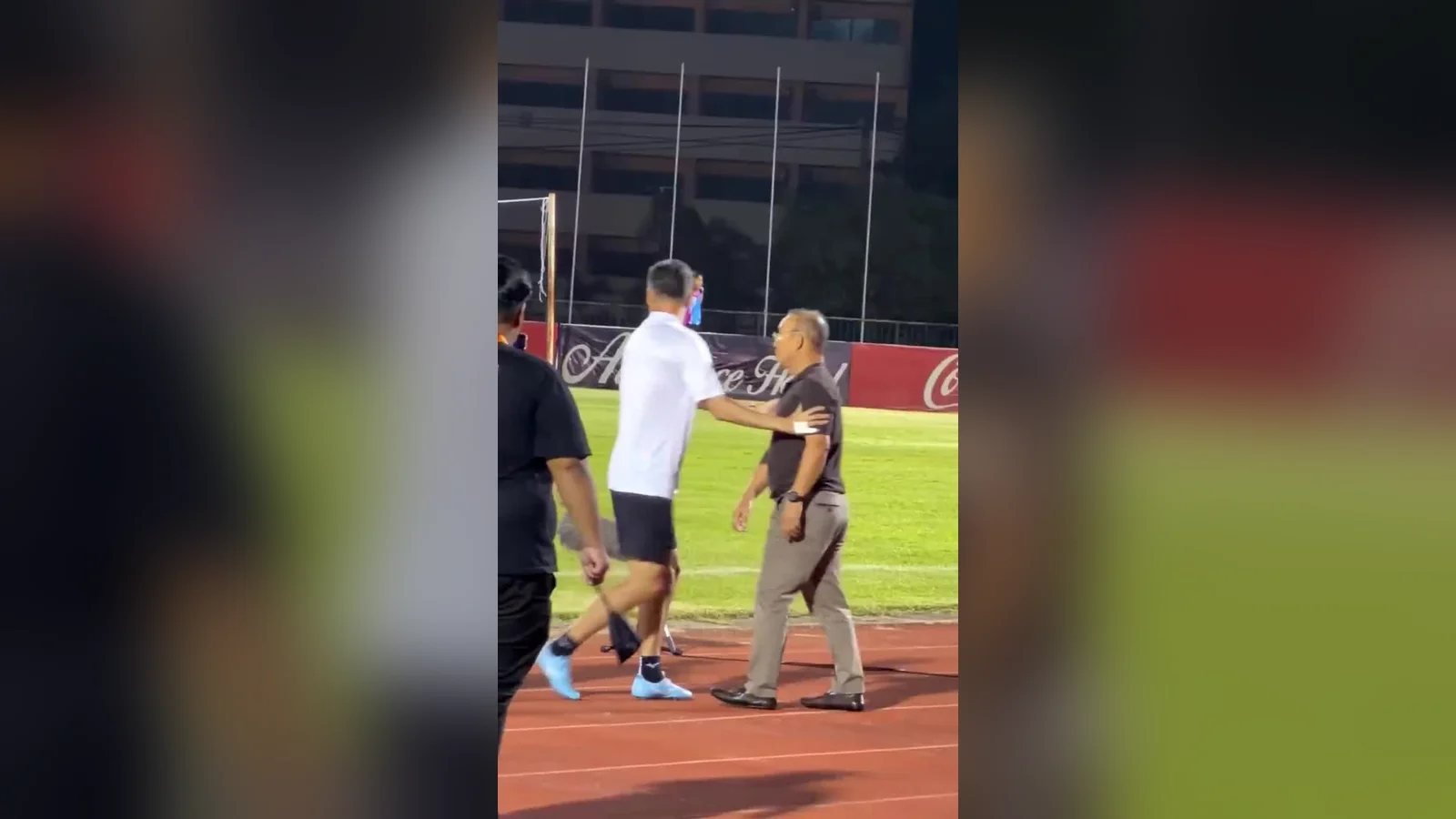 Cảnh can ngăn trên đường chạy quanh sân sau tiếng còi mãn cuộc trận Muang Loei United gặp Kanchanaburi
