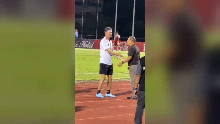 HLV Park Hang-seo phản ứng bên đường chạy sau trận Kanchanaburi hòa Muang Loei United ở Thai League 2