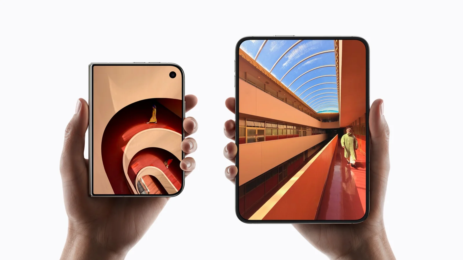 Hai bàn tay cầm iPhone Duo, một chiếc đang gập dùng màn hình ngoài, một chiếc mở ra màn hình lớn