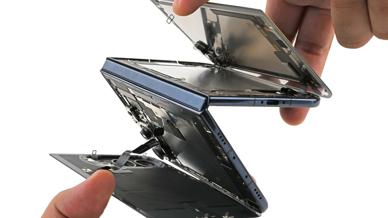 Chiếc iPhone Duo được iFixit mở ra, tháo rời màn hình và bản lề trên bàn sửa chữa