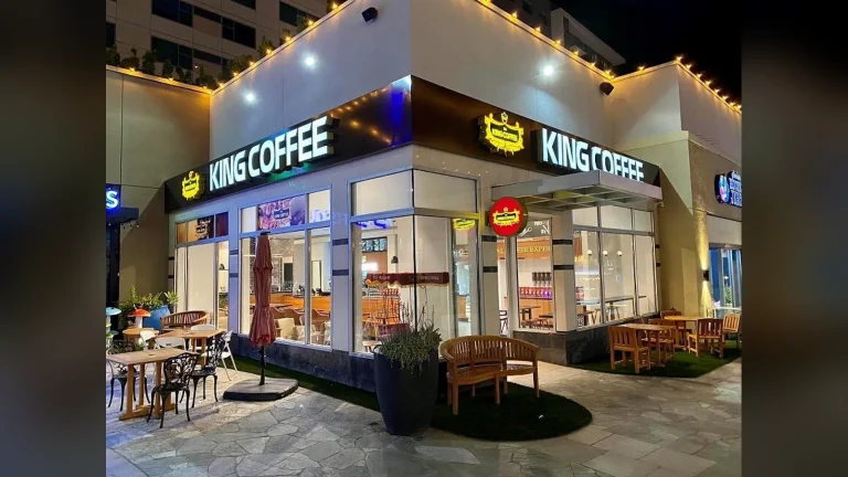 Mặt tiền quán King Coffee tại khu mua sắm Anaheim GardenWalk, California, lên đèn buổi tối