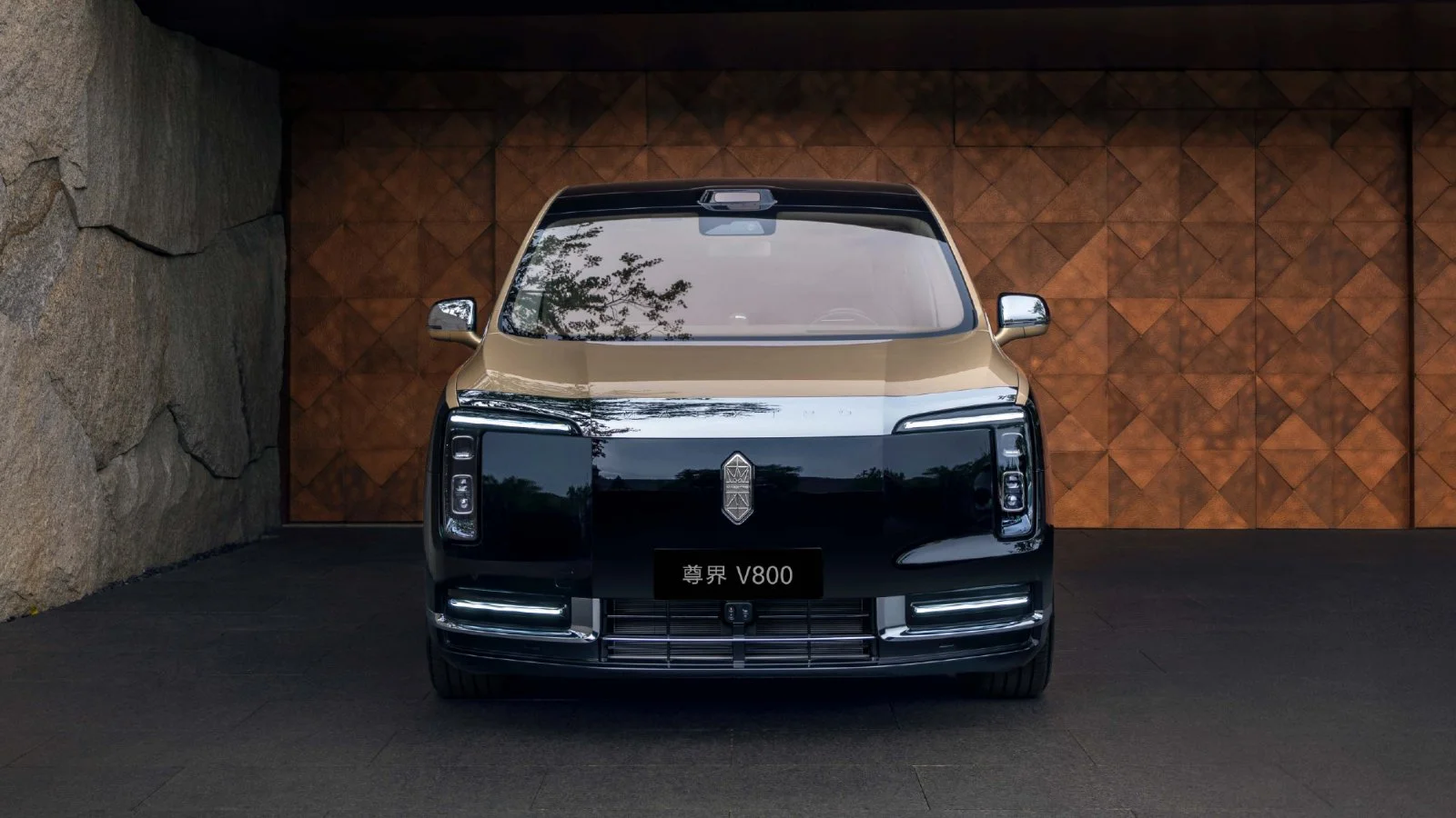 Xe MPV siêu sang Maextro V800 hai tông đen vàng đỗ ngoài trời lúc hoàng hôn