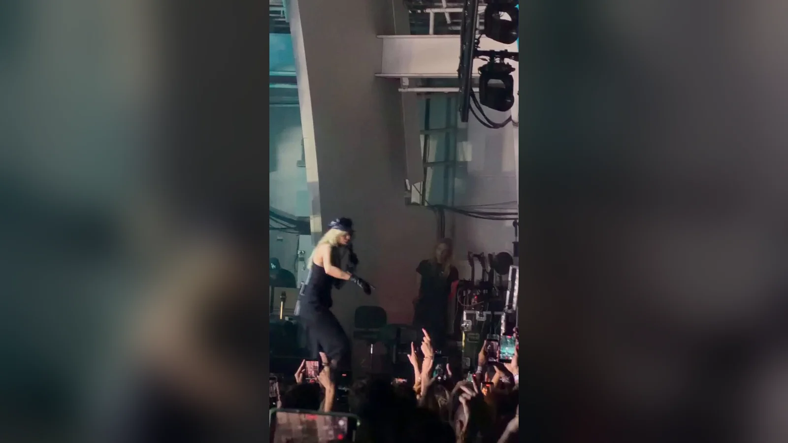 Miley Cyrus đội mũ đen biểu diễn trên sân khấu Hollywood Bowl, khán giả giơ điện thoại quay